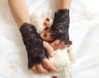 Short black lace gloves | Black lace fingerless gloves