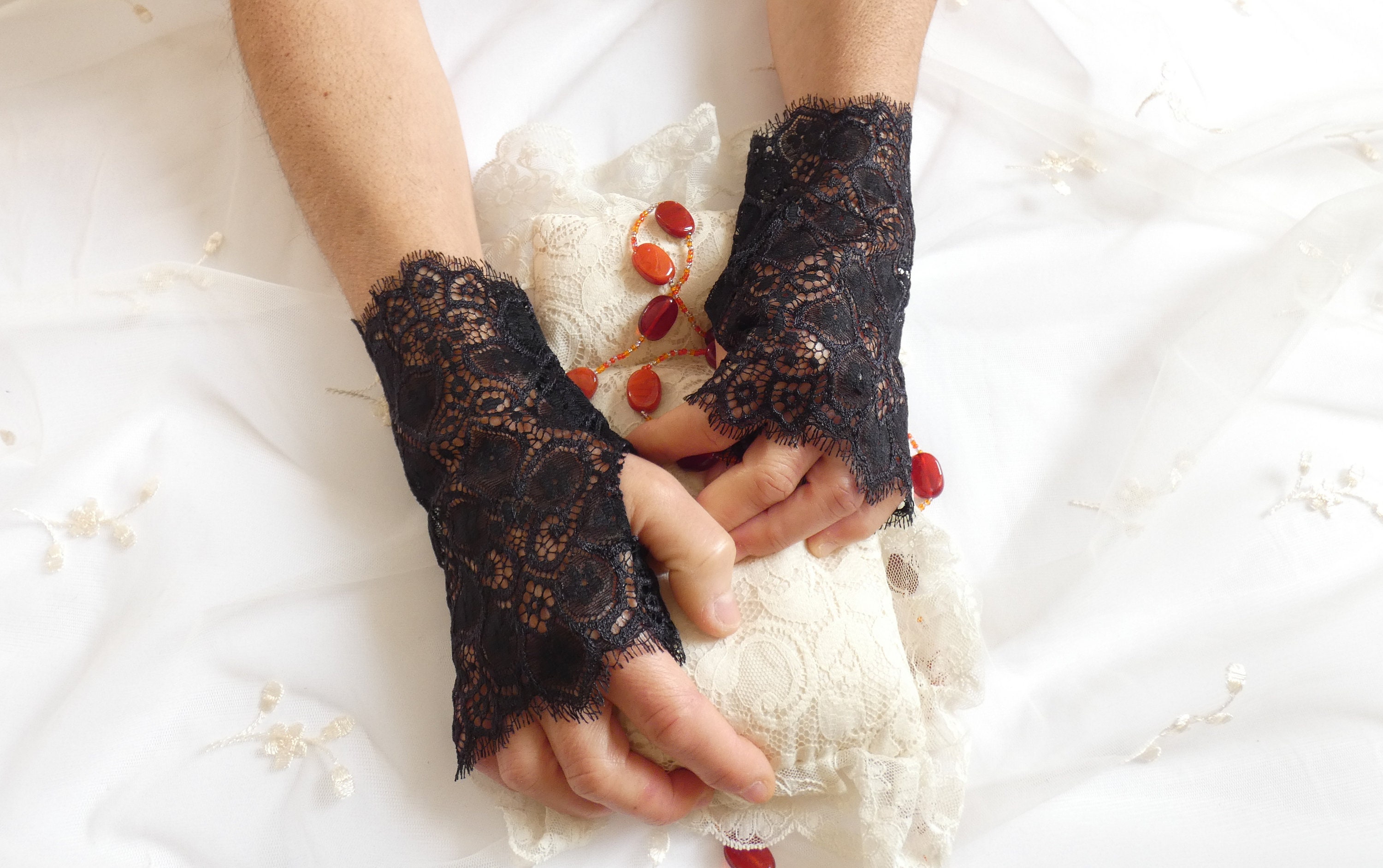 Short black lace gloves deals