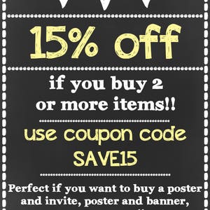 Peut inclure: Un tableau noir avec du texte blanc et des surbrillances jaunes annon&ccedil;ant une r&eacute;duction de 15 % sur les commandes de 2 articles ou plus. Le texte indique "15 % de r&eacute;duction si vous achetez 2 articles ou plus !! utilisez le code promo SAVE15". Le texte indique &eacute;galement "Parfait si vous souhaitez acheter une affiche et une invitation, une affiche et une banni&egrave;re, ou 2 affiches ou plus !! (Les articles doivent &ecirc;tre achet&eacute;s lors de la m&ecirc;me transaction.)"