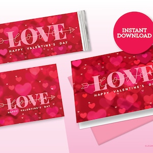 Puede incluir: Tarjetas imprimibles del Día de San Valentín con fondo rojo y corazones rosas. Las tarjetas presentan la palabra "LOVE" con una flecha de línea punteada y el texto "Happy Valentine's Day".
