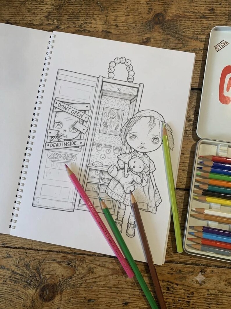 Peut inclure: Une page de cahier de coloriage &agrave; spirales avec une illustration au trait d'un enfant tenant un ours en peluche &agrave; c&ocirc;t&eacute; d'un casier portant le texte DONT OPEN DEAD INSIDE ZOMBIES. Trois crayons de couleur rose, vert et marron sont pos&eacute;s.