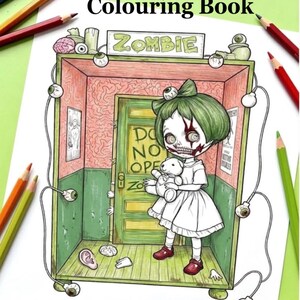 Peut inclure: Un livre de coloriage intitul&eacute; Sarah's dolls 'n' things Blythe doll 'Zombie' themed Colouring Book. La couverture montre une poup&eacute;e aux cheveux verts tenant un ours en peluche dans une pi&egrave;ce avec une porte marqu&eacute;e DO NOT OPEN, entour&eacute;e d'yeux.
