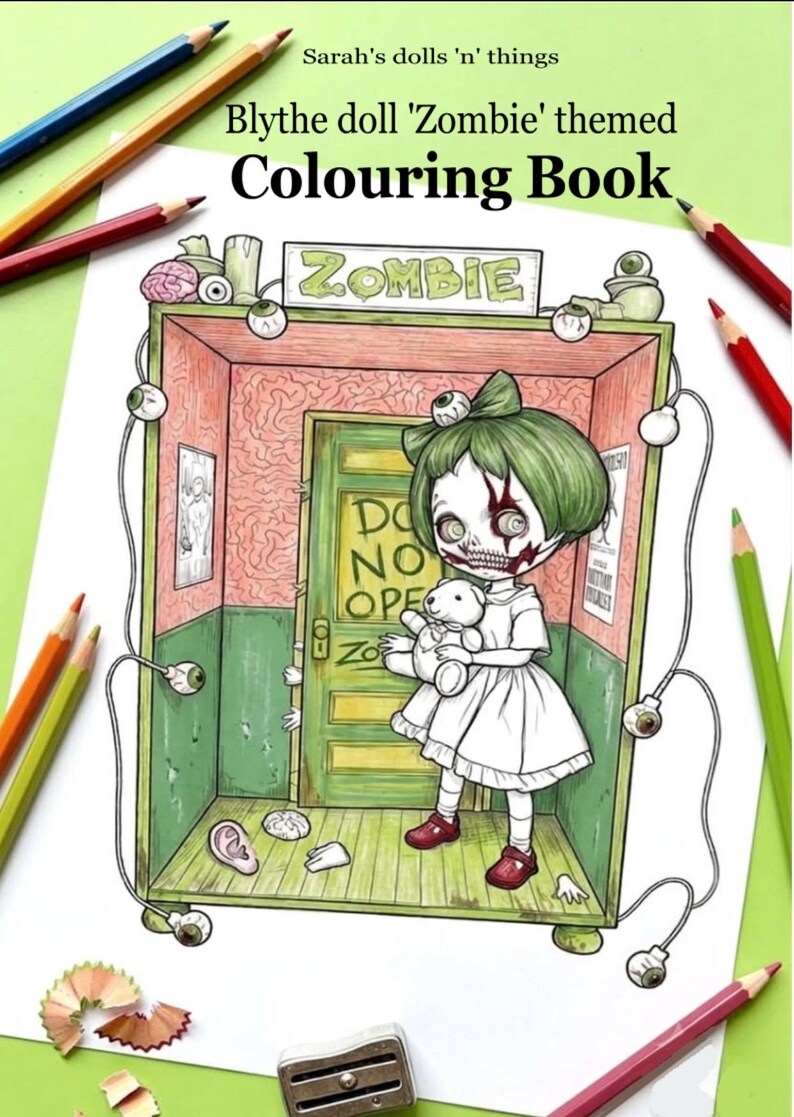 Peut inclure: Un livre de coloriage intitul&eacute; Sarah's dolls 'n' things Blythe doll 'Zombie' themed Colouring Book. La couverture montre une poup&eacute;e aux cheveux verts tenant un ours en peluche dans une pi&egrave;ce avec une porte marqu&eacute;e DO NOT OPEN, entour&eacute;e d'yeux.