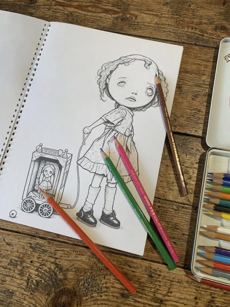 Peut inclure: Un dessin au trait noir et blanc dans un carnet &agrave; spirales repr&eacute;sentant un enfant aux cheveux boucl&eacute;s tirant un petit chariot &agrave; roulettes contenant une poup&eacute;e. Plusieurs crayons de couleur, orange, vert, rose et marron, sont pos&eacute;s sur la page.