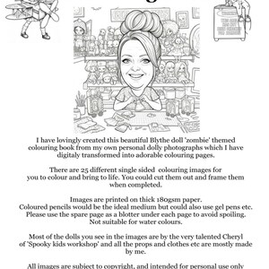 Peut inclure: Un livre de coloriage en noir et blanc intitul&eacute; Sarah's dolls 'n' things Blythe doll 'Zombie' themed Colouring Book. La couverture pr&eacute;sente une illustration centrale d'une personne bricolant entour&eacute;e de poup&eacute;es et de dessins de poup&eacute;es zombies.