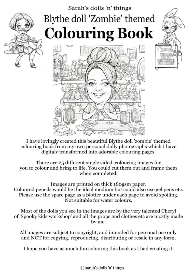 Peut inclure: Un livre de coloriage en noir et blanc intitul&eacute; Sarah's dolls 'n' things Blythe doll 'Zombie' themed Colouring Book. La couverture pr&eacute;sente une illustration centrale d'une personne bricolant entour&eacute;e de poup&eacute;es et de dessins de poup&eacute;es zombies.