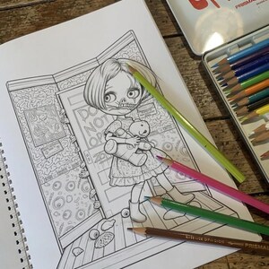 Peut inclure: Une page de coloriage en noir et blanc repr&eacute;sentant un personnage &agrave; la bouche en forme de cr&acirc;ne tenant un ours en peluche devant une porte marqu&eacute;e DO NOT OPEN. Des crayons de couleur verts, roses et marron sont pos&eacute;s sur la page.