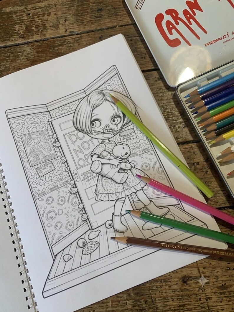 Peut inclure: Une page de coloriage en noir et blanc repr&eacute;sentant un personnage &agrave; la bouche en forme de cr&acirc;ne tenant un ours en peluche devant une porte marqu&eacute;e DO NOT OPEN. Des crayons de couleur verts, roses et marron sont pos&eacute;s sur la page.
