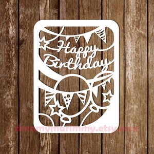 Pode incluir: Cart&atilde;o de papel recortado branco com as palavras "Feliz anivers&aacute;rio" rodeado de bal&otilde;es e estrelas.