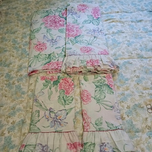 Vintage Lady Pepperell complete lakenset | Roze koolroos en paarse iris met ruches | Zo goed als nieuw | Cottagecore, Grandmacore, Shabby Chic