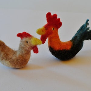 Pollo gallo de fieltro, pollito de fieltro, juguete de regalo, decoración del hogar, escultura de lana, animal en miniatura, mascota de lana, tapete de juego, paisaje de juegos Waldorf