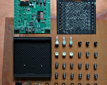 Plinky DIT KIT 8-stemmige polyfone touch-synthesizer