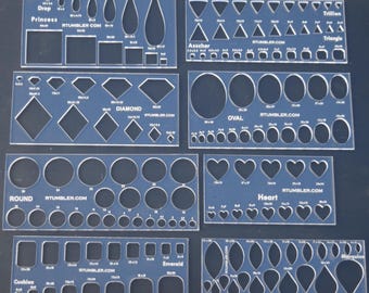 Puede incluir: Un conjunto de ocho plantillas de acrílico transparente con varios recortes geométricos para la fabricación de joyas. Cada plantilla incluye formas etiquetadas como gota, princesa, trillón, triángulo, asscher, diamante, óvalo, redondo, corazón, esmeralda, cojín y marquesa.