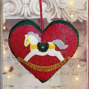 Adorno navideño de caballo mecedor: patrón de costura de fieltro y tutorial
