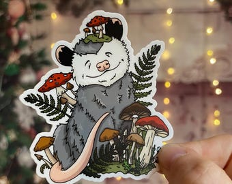 Naklejka z leśnym oposem i grzybami nr 5 – wodoodporna naklejka winylowa o wymiarach 3 cali