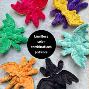 Puede incluir: Una colecci&oacute;n de juguetes de drag&oacute;n de peluche en varios colores, incluyendo rojo, verde, naranja, negro, morado y turquesa. Los juguetes tienen alas y est&aacute;n dispuestos alrededor de un c&iacute;rculo negro con el texto "Limitless color combinations possible".