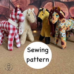 Può includere: Quattro figurine di cavalli in tessuto fatti a mano. Uno è a scacchi rossi e bianchi, un altro è beige, un terzo è giallo con zoccoli neri e l'ultimo è floreale. Il testo "Sewing pattern" è in un cerchio bianco.