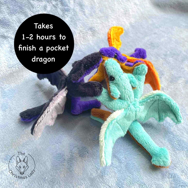 Puede incluir: Una colecci&oacute;n de coloridos dragones de bolsillo de peluche en tonos turquesa, morado, naranja y negro. Cada drag&oacute;n tiene alas y una combinaci&oacute;n de colores &uacute;nica. El texto en la imagen dice: "Takes 1-2 hours to finish a pocket dragon."