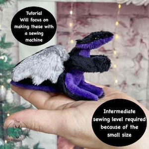 Puede incluir: Un drag&oacute;n de peluche con colores negro, morado y gris. El drag&oacute;n tiene un cuerpo y alas esponjosas. El texto en la imagen dice "Tutorial Will focus on making these with a sewing machine" y "Intermediate sewing level required because of the small size."