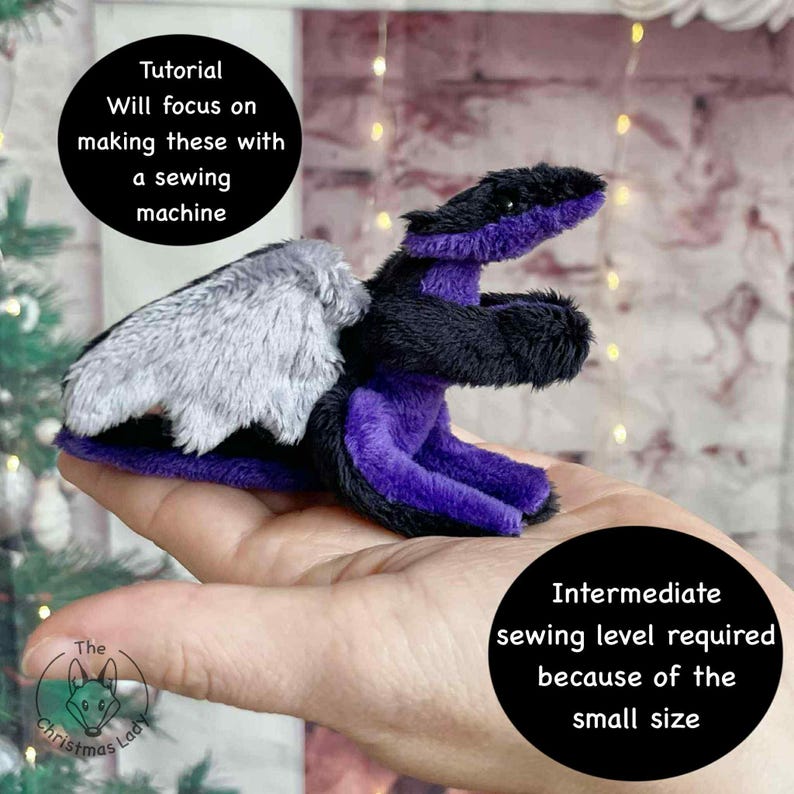 Puede incluir: Un drag&oacute;n de peluche con colores negro, morado y gris. El drag&oacute;n tiene un cuerpo y alas esponjosas. El texto en la imagen dice "Tutorial Will focus on making these with a sewing machine" y "Intermediate sewing level required because of the small size."