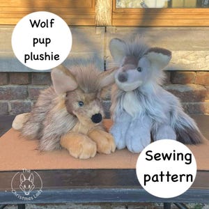 Peut inclure: Deux peluches de louveteaux aux tons de gris, marron et beige sont côte à côte. Le texte "Wolf pup plushie" est dans un cercle blanc au-dessus du jouet de gauche. Le texte "Sewing pattern" est dans un cercle blanc à droite. Le logo The Christmas Lady est en bas à gauche.
