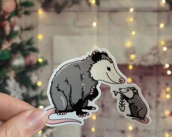 Mutter und Baby Opossum Aufkleber #4 - Opossum mit Fischgräte - wetterfester 3-Zoll-Vinyl-Aufkleber