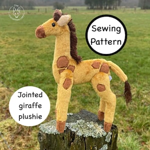 Könnte beinhalten: Ein Plüschgiraffe mit gelbem Körper, braunen Flecken und einer dunkelbraunen Mähne und Schwanz. Die Giraffe steht auf einem Holzpfosten. Der Text auf dem Bild lautet "Jointed giraffe plushie" und "Sewing Pattern".