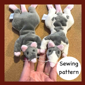 Puede incluir: Dos ratas de juguete de peluche, una gris y otra blanca con manchas grises, con orejas y patas rosas. Los juguetes tienen bigotes y una etiqueta "Sewing pattern".