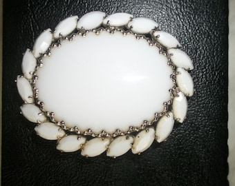 Brooch Milk Glass Pin Pretty Vintage Style. Lovely Fashion Piece Circa 1960's