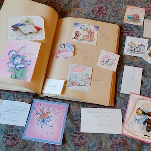 Álbum de recortes de despedida de soltera con cubierta de piel sintética en relieve, lectura sentimental y relajante de la Segunda Guerra Mundial para esas largas noches de invierno alrededor de la década de 1940