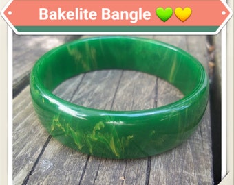 Bakelite Bangle, Vintage Spinach Green Perfect for Summer Circa 1940's Simichrome Tested.