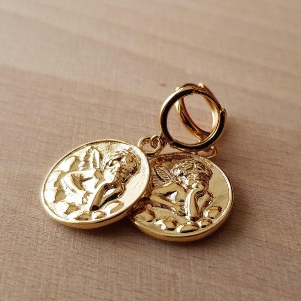 Petites créoles breloque médaille ronde angelot, cadeau bijoux femme