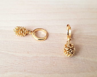 Pomme de pin dorée, petites boucles d'oreilles créoles breloque or, cadeau de Saint-Valentin