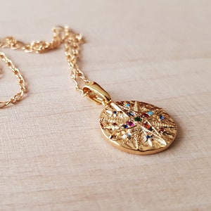 Runde Medaillon-Halskette mit mehrfarbigen Zirkon-Kardinalpunkten, Damen-Halskette als Geschenk