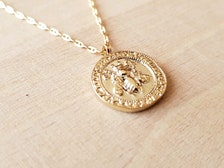 Abeille pendentif or, bijoux bohème,  médaille abeille d&#39;Ephèse, bijoux fait main Belgique