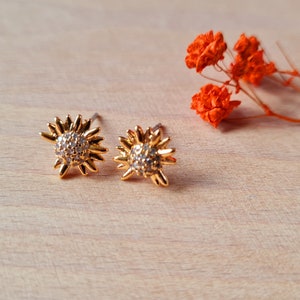 Gold flower stud earrings, minimalist ear studs, spring summer women&#39;s jewelry gift