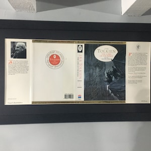 Die zwei Türme – JRR Tolkien gerahmter Buchschutzumschlag des Künstlers John Howe (Rahmengröße: 35 cm x 61 cm)