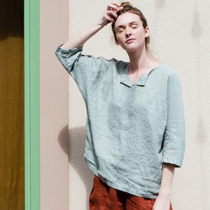 Leinen Top im Kimono-Stil mit V-Ausschnitt / Lockeres Leinentop IN DESERT SAGE