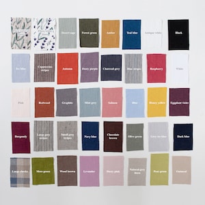 Puede incluir: Una tabla de 40 muestras de tela con nombres para cada color. Las muestras est&aacute;n dispuestas en una cuadr&iacute;cula de 8 columnas y 5 filas. Los colores incluyen: Flora natural linen, Flora white linen, Desert sage, Forest green, Amber, Teal blue, Antique white, Black, Ice blue, Cappuccino stripes, Autumn, Dusty purple, Charcoal grey, Blue stripes, Raspberry, White, Pink, Redwood, Graphite, Mint grey, Salmon, Blue, Honey yellow, Eggplant violet, Burgundy, Large grey stripes, Small grey stripes, Navy blue, Chocolate brown, Olive green, Grey ice blue, Dark blue, Large checks, Moss green, Wood brown, Lavender, Dusty pink, Natural grey linen, Pear green, Oatmeal.