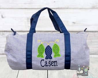 Seersucker Duffel Bag avec application de pêche, Duffel monogrammé, Navy Seerucker Duffel, polochon personnalisé seersucker, sac de voyage pour tout-petits