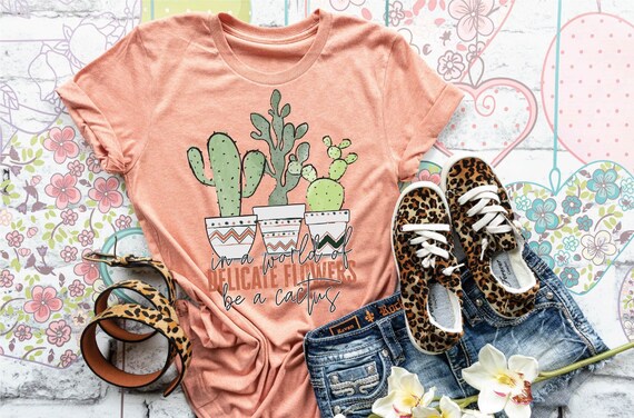 VENTA En un mundo de delicadas flores sea una camisa de cactus camisa de fe y bondad camisa de mujer unisex camiseta de amabilidad camisa de