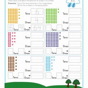 以下が含まれることがあります： Place Value: Tens and Onesというタイトルの白い学習ワークシート。色付きのドットのグループが6つ配置されています。各セクションには十の位と一の位を数えるための空欄があり、下部には緑の草地と2本の木が描かれています。