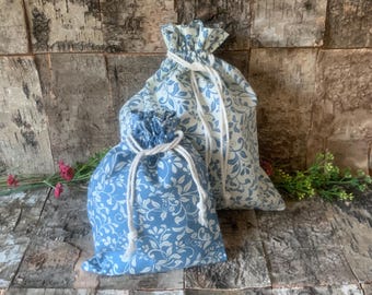 Bolsa con cordón ajustable con diseño azul y crema, elige tu talla.