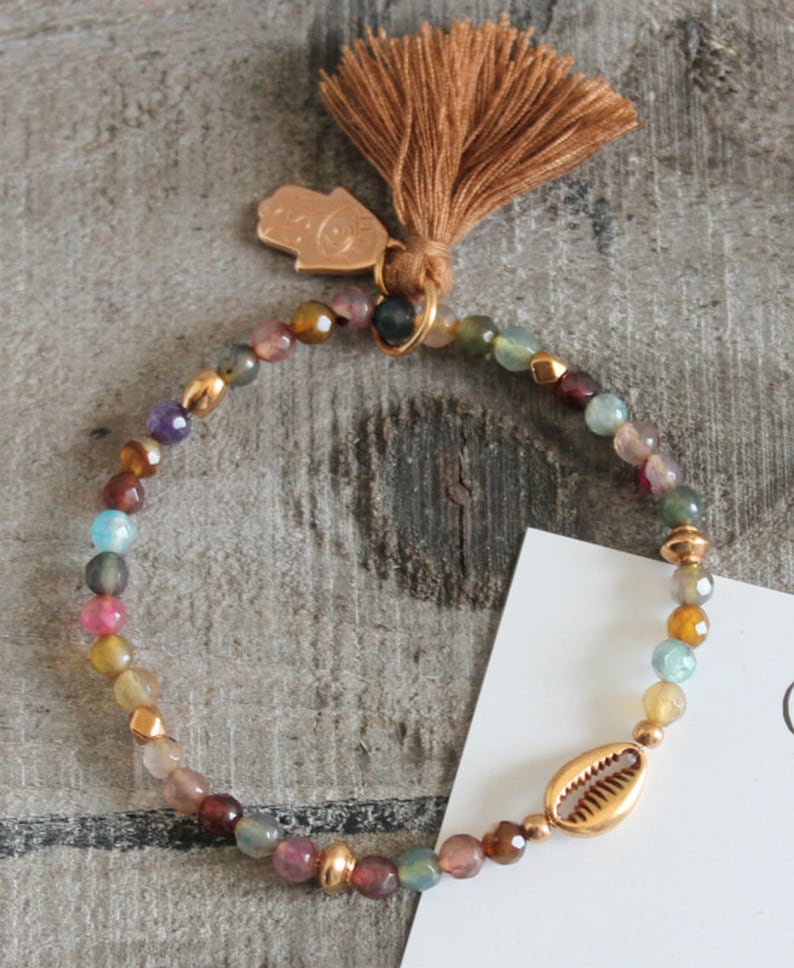 A delicate bracelet made of 4 mm facetted agate beads
