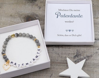 A lovingly designed pearl bracelet  with the lettering 'Patentante' in pearl mix