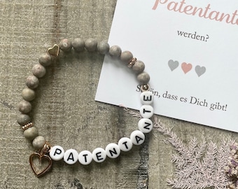 A lovingly designed pearl bracelet  with the lettering 'Patentante' in pearl mix