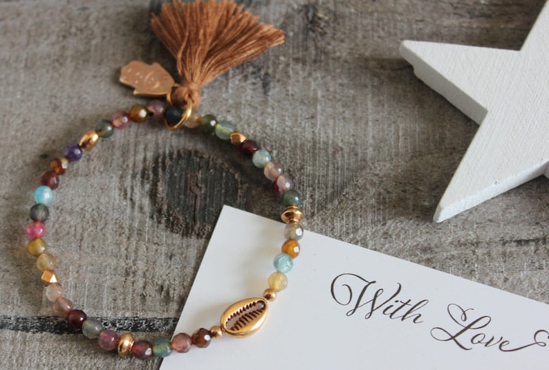 A delicate bracelet made of 4 mm facetted agate beads