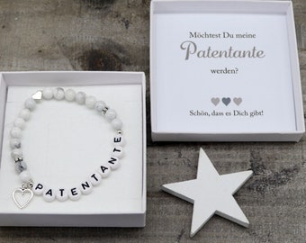 A lovingly designed pearl bracelet  with the lettering 'Patentante' in pearl mix