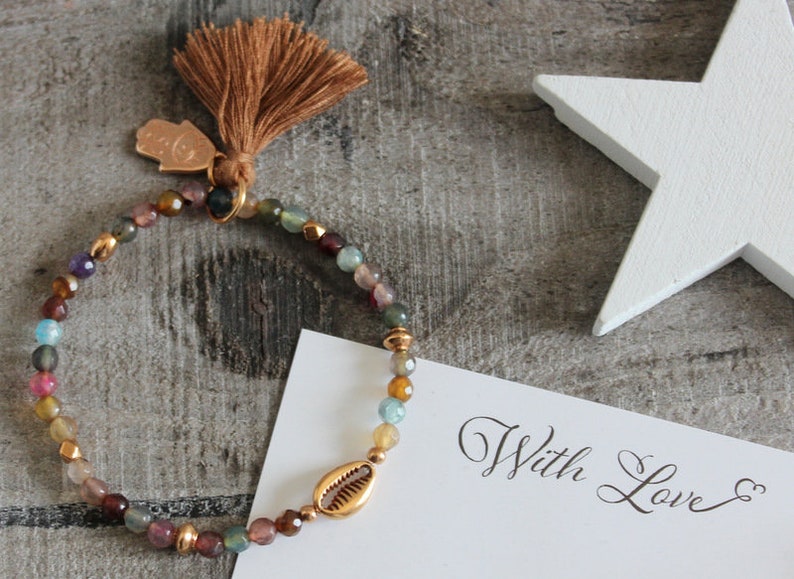 A delicate bracelet made of 4 mm facetted agate beads