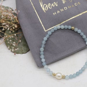 Edelstein Armband Aquamarin schlicht, mit Süßwasserperle und vergoldeten Perlen, Geschenke für Sie,  handgefertigt